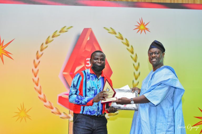 Editorial-Writing-The-Punchs-Samson-Folarin-receives-prize-from-Mr-Femi-Agbaje-DSC_9995-55-2