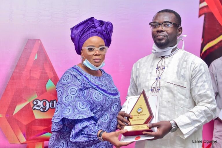 Gbenga-Ogundare-receiving-the-Justice-Omotayo-Onalaja-Memorial-Prize-for-Judiciary-Reporting-from-Mrs.-Keji-Wale-Adebowale