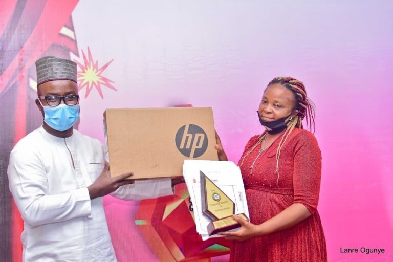 Vanguards-Chioma-Obinna-receiving-The-Nestle-Prize-for-Nutrition-Reporting
