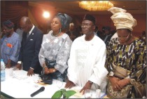 dameawards17th9_picbg