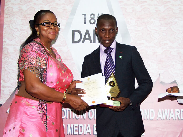 dameawards18th2_picbg