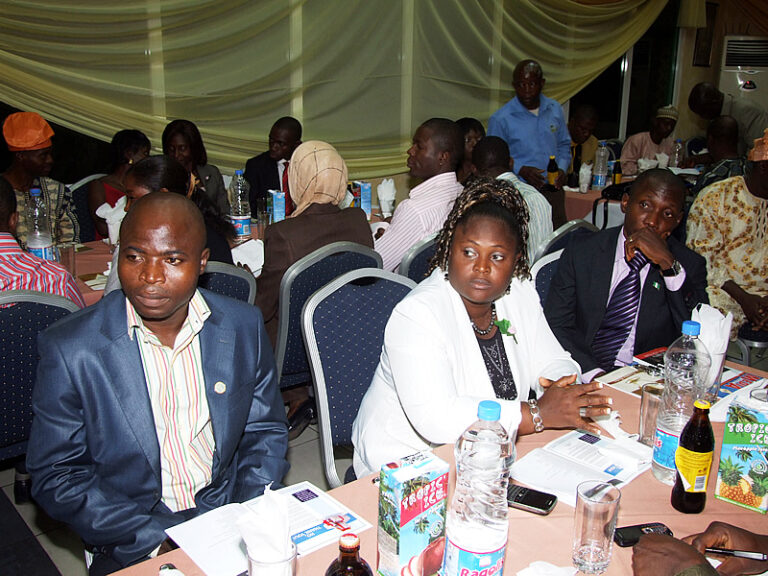 dameawards18th4_picbg