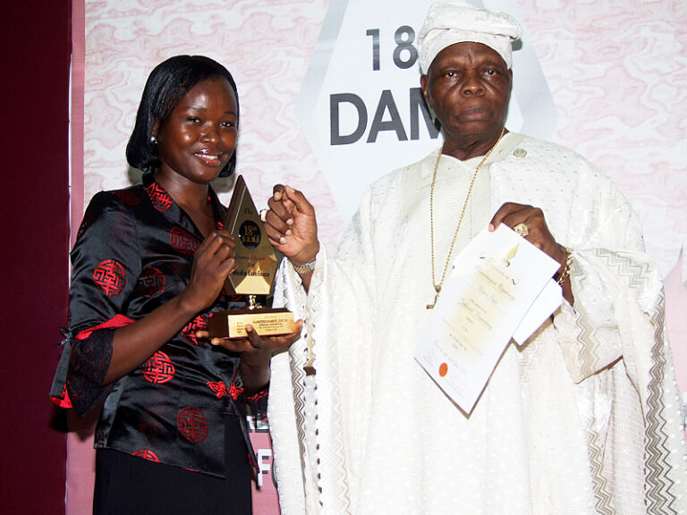 dameawards18th8_picbg