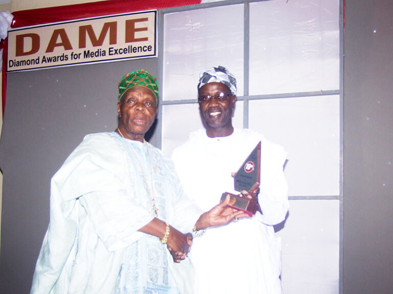 dameawards19th1_picbg