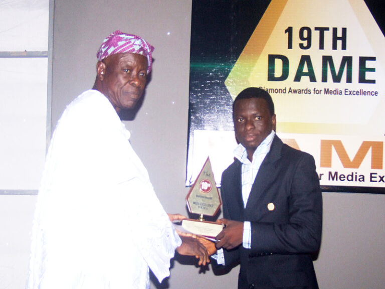 dameawards19th4_picbg