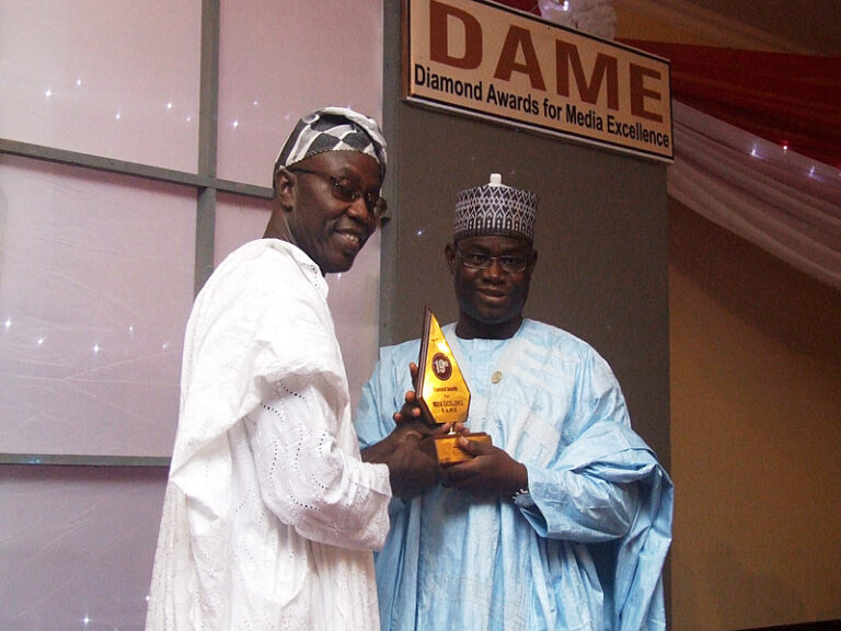 dameawards19th8_picbg