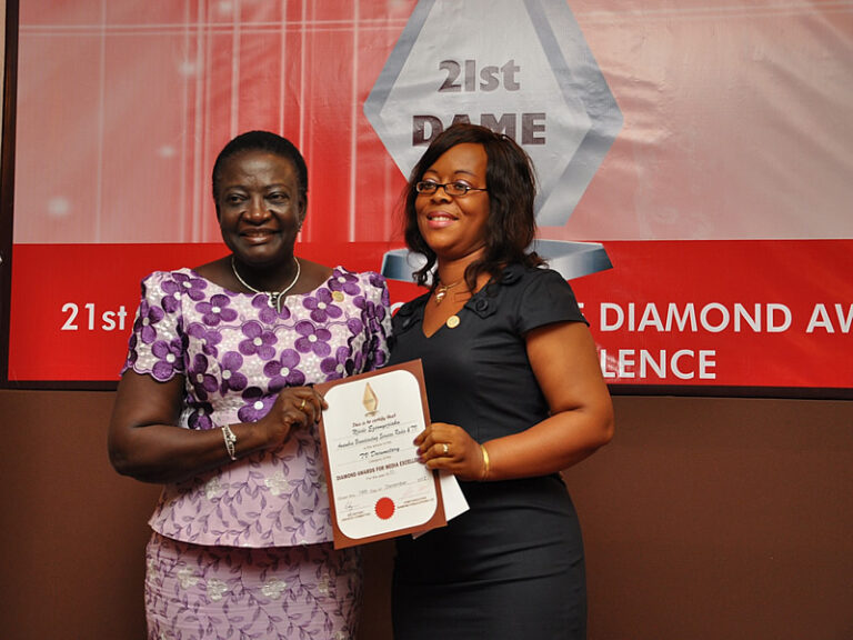 dameawards21st13_picbg