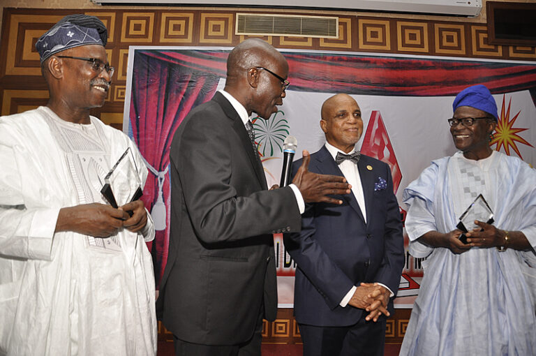 dameawards23rd12_picbg