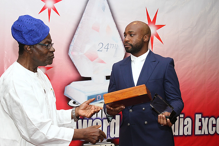 dameawards24th9_picbg