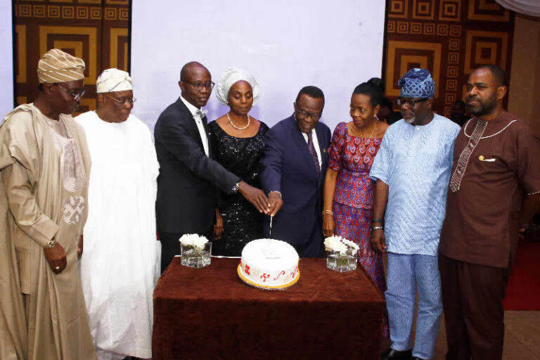 dameawards25th12_picbg