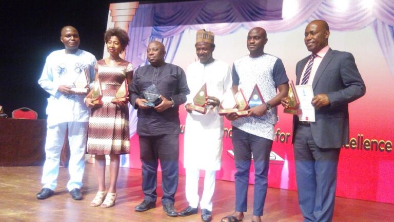 dameawards26th2_picbg